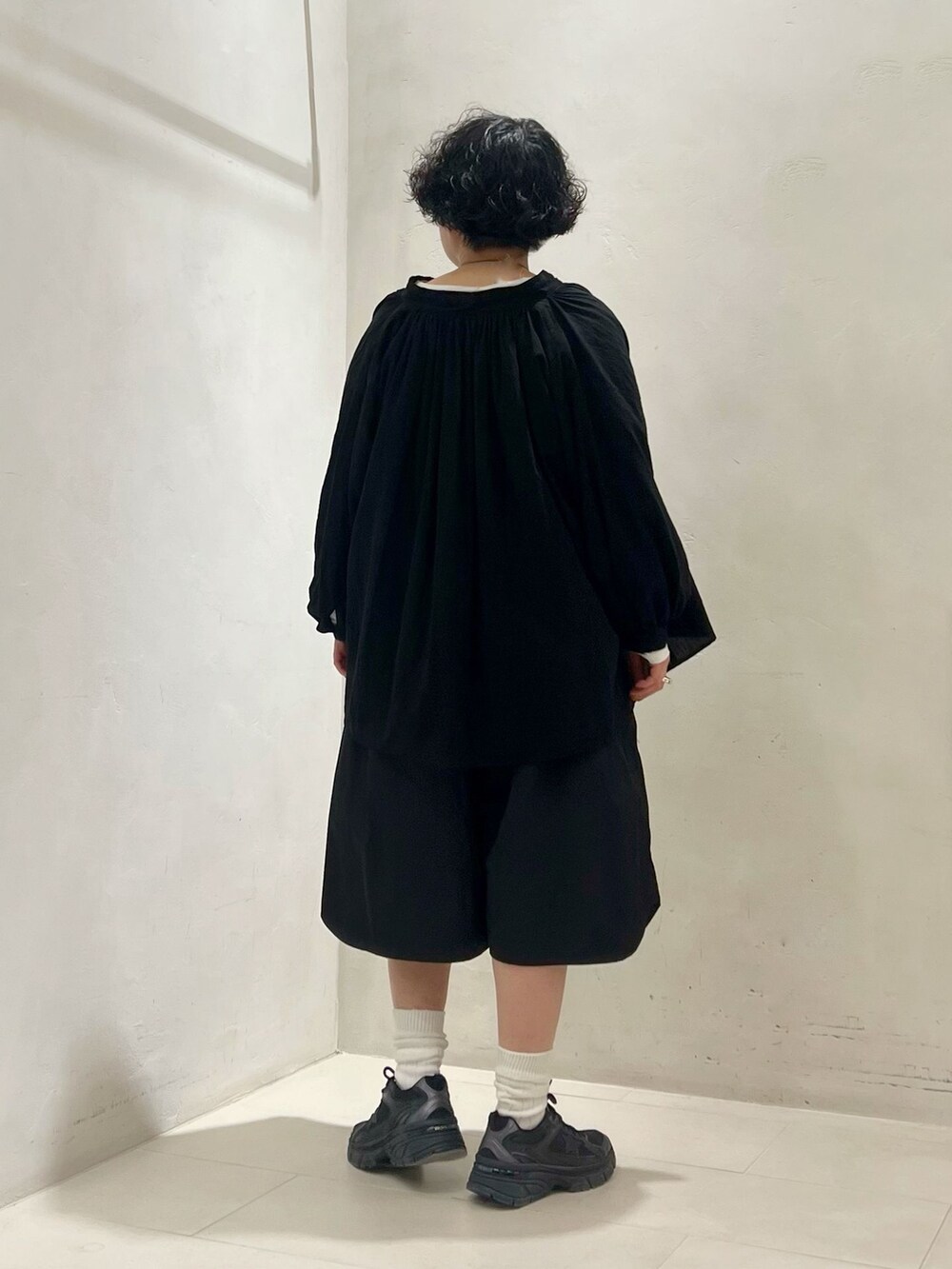 グリーン系のミリタリージャケット、ブラック系のその他パンツ、ホワイト系のTシャツ/カットソーを着用したレディースの冬コーディネートの2枚目の写真