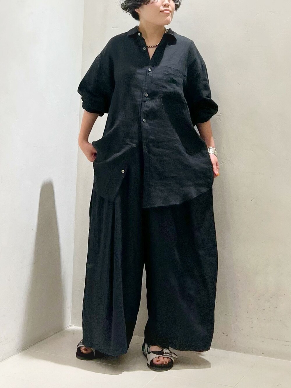 ブラック系のその他パンツ、ブラック系のシャツ/ブラウスを着用したレディースの春コーディネートの7枚目の写真