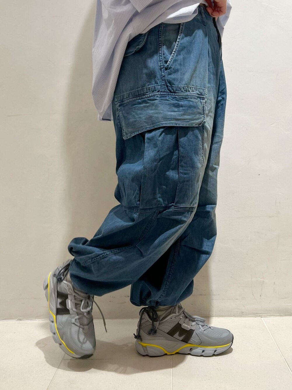 ブラウン系のテーラードジャケット、ブルー系のシャツ/ブラウス、ホワイト系のTシャツ/カットソーを着用したレディースの春コーディネートの9枚目の写真