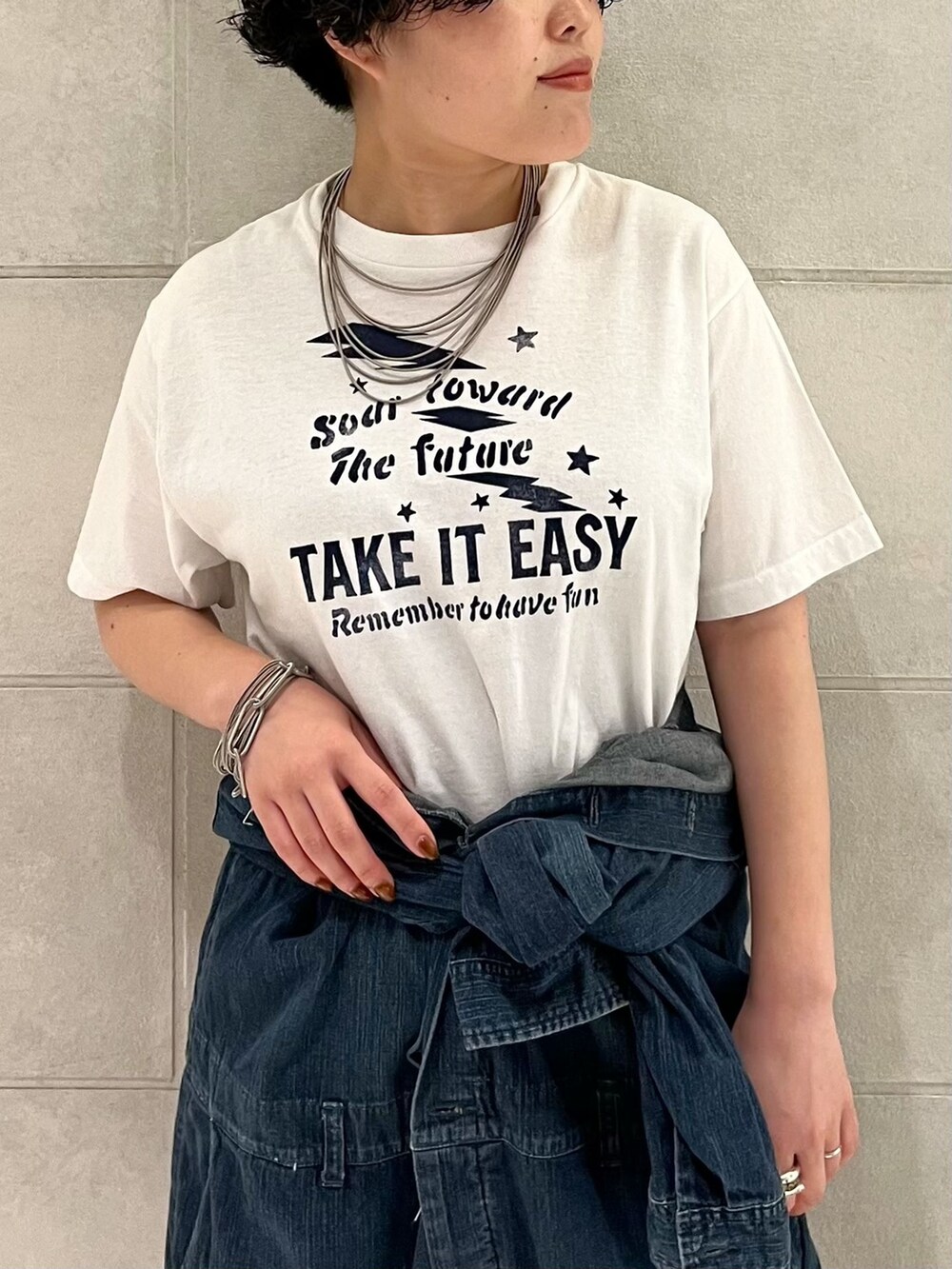 ブルー系のつなぎ/オールインワン、ホワイト系のTシャツ/カットソー、ホワイト系のTシャツ/カットソーを着用したレディースの夏コーディネートの4枚目の写真