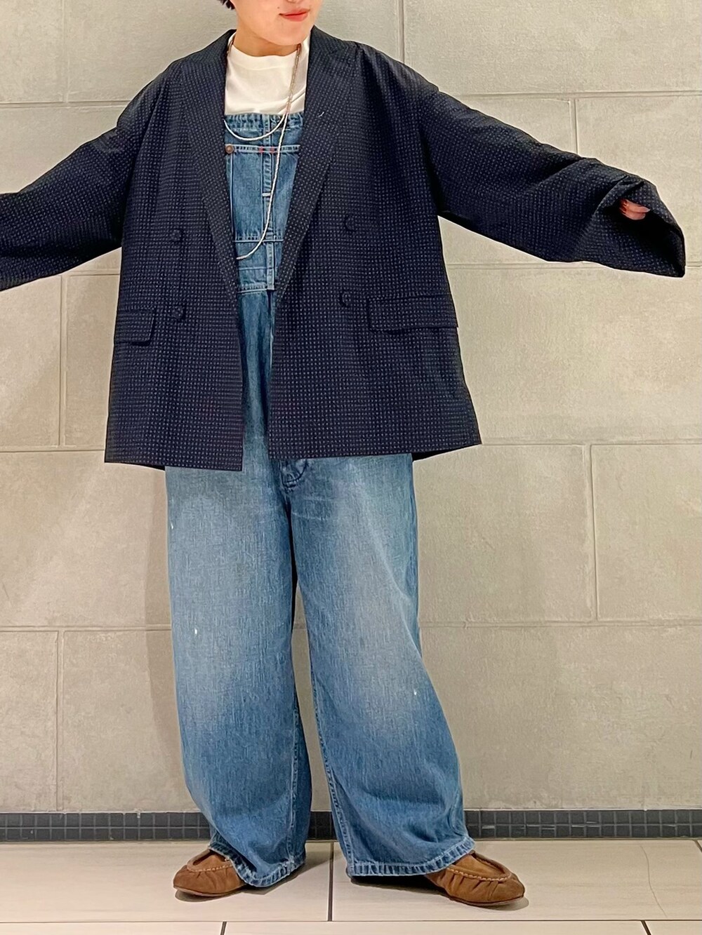 ブルー系のその他アウター、ブルー系のその他パンツ、ホワイト系のTシャツ/カットソーを着用したレディースの夏コーディネートの4枚目の写真