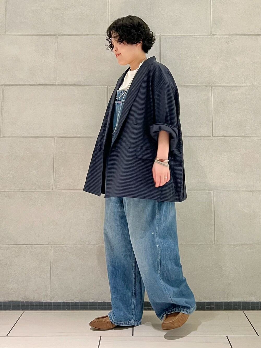 ブルー系のその他アウター、ブルー系のその他パンツ、ホワイト系のTシャツ/カットソーを着用したレディースの夏コーディネートの2枚目の写真