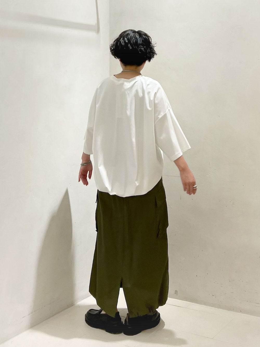 グリーン系のスカート、ホワイト系のTシャツ/カットソーを着用したレディースの夏コーディネートの3枚目の写真
