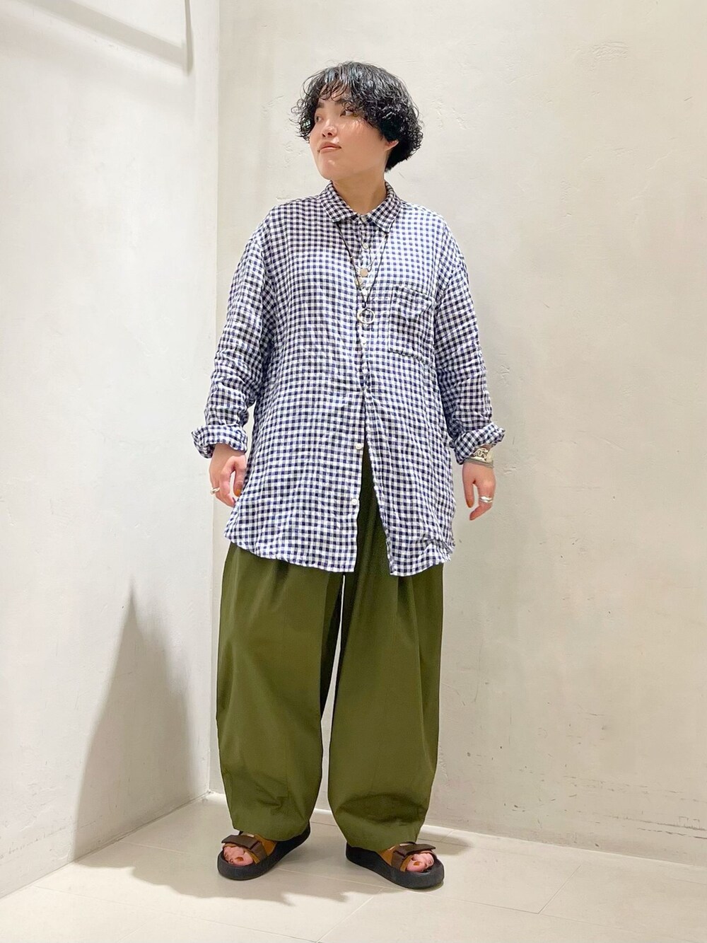 グリーン系のその他パンツ、ブルー系のシャツ/ブラウスを着用したレディースの春コーディネートの7枚目の写真