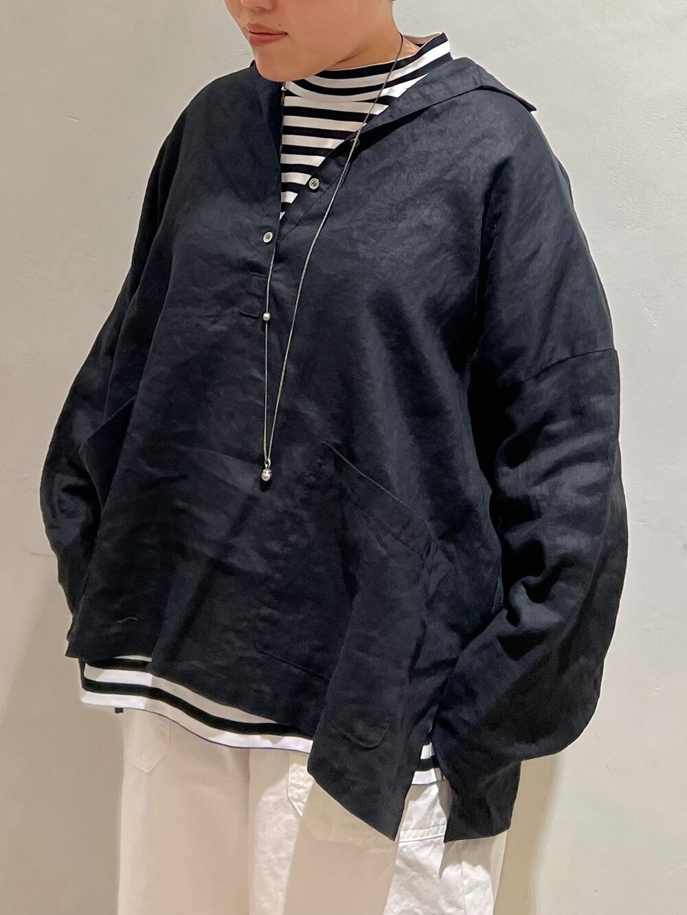 ホワイト系のその他パンツ、ブラック系のシャツ/ブラウス、ブラック系のTシャツ/カットソーを着用したレディースの春コーディネートの6枚目の写真