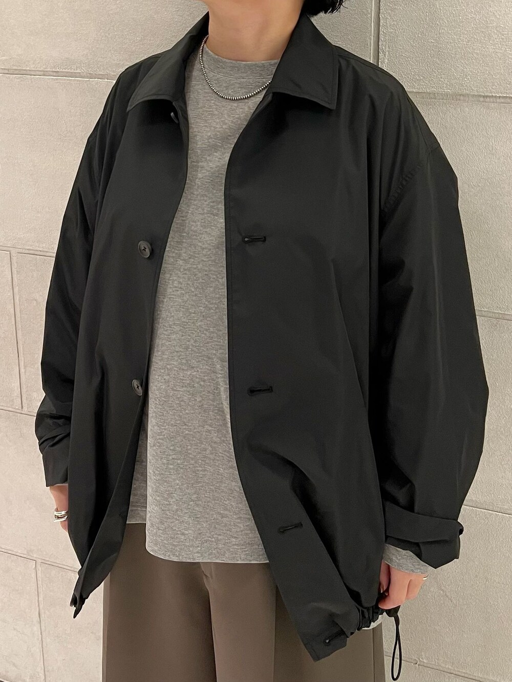 ブラック系のその他アウター、グレー系のTシャツ/カットソーを着用したレディースの秋コーディネートの10枚目の写真