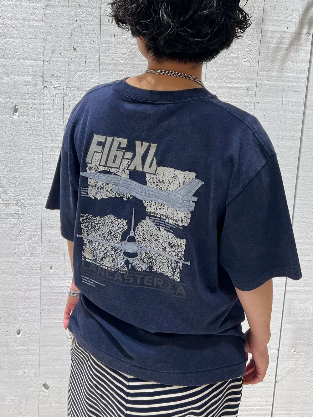ブルー系のその他パンツ、ブルー系のTシャツ/カットソーを着用したレディースの夏コーディネートの6枚目の写真