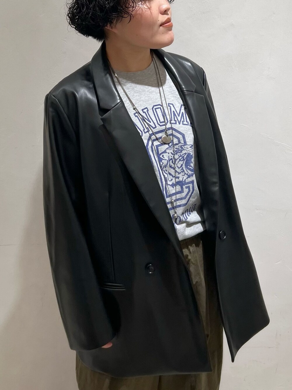 グリーン系のその他パンツ、グレー系のTシャツ/カットソーを着用したレディースの春コーディネートの8枚目の写真