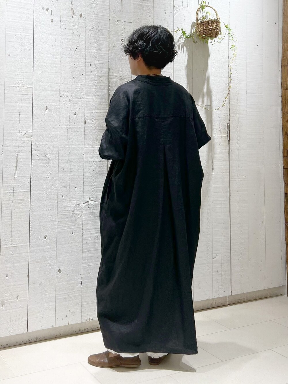 ホワイト系のその他パンツ、ブラック系のワンピース、グレー系のTシャツ/カットソーを着用したレディースの夏コーディネートの5枚目の写真