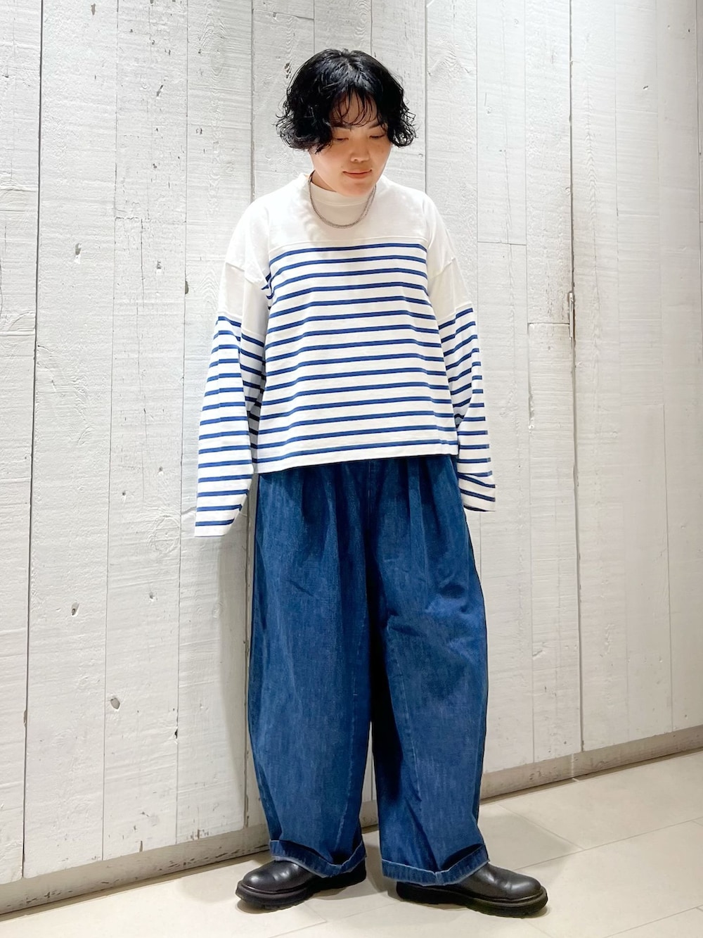 ブルー系のデニムパンツ、ブルー系のTシャツ/カットソーを着用したレディースの秋コーディネートの3枚目の写真