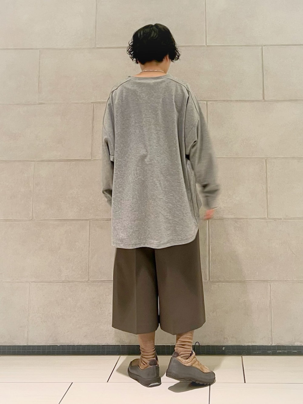 ブラック系のその他アウター、グレー系のTシャツ/カットソーを着用したレディースの秋コーディネートの7枚目の写真