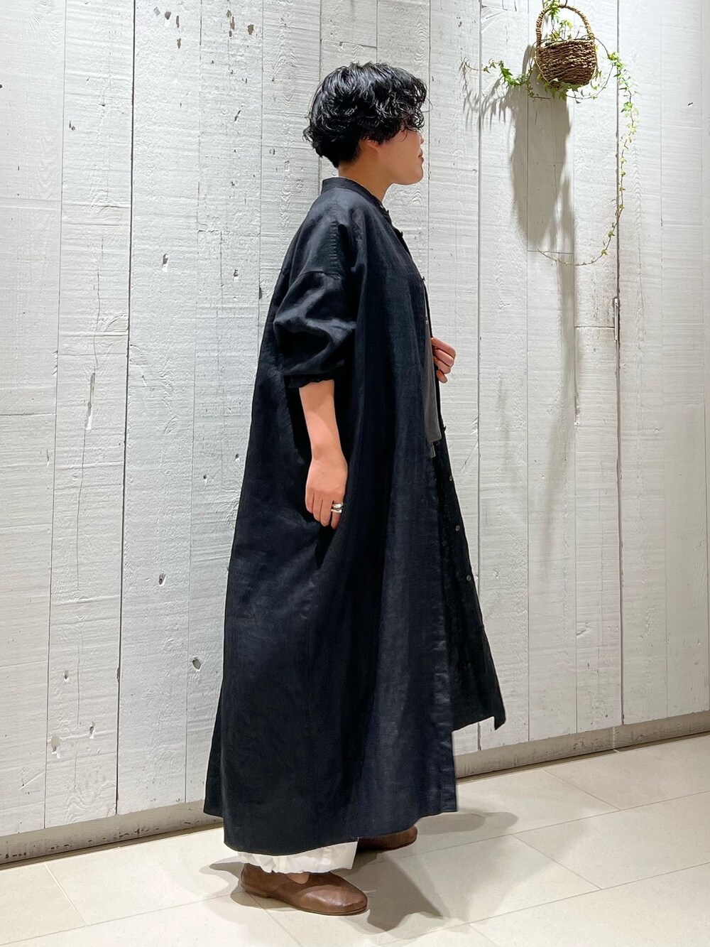 ホワイト系のその他パンツ、ブラック系のワンピース、グレー系のTシャツ/カットソーを着用したレディースの夏コーディネートの2枚目の写真