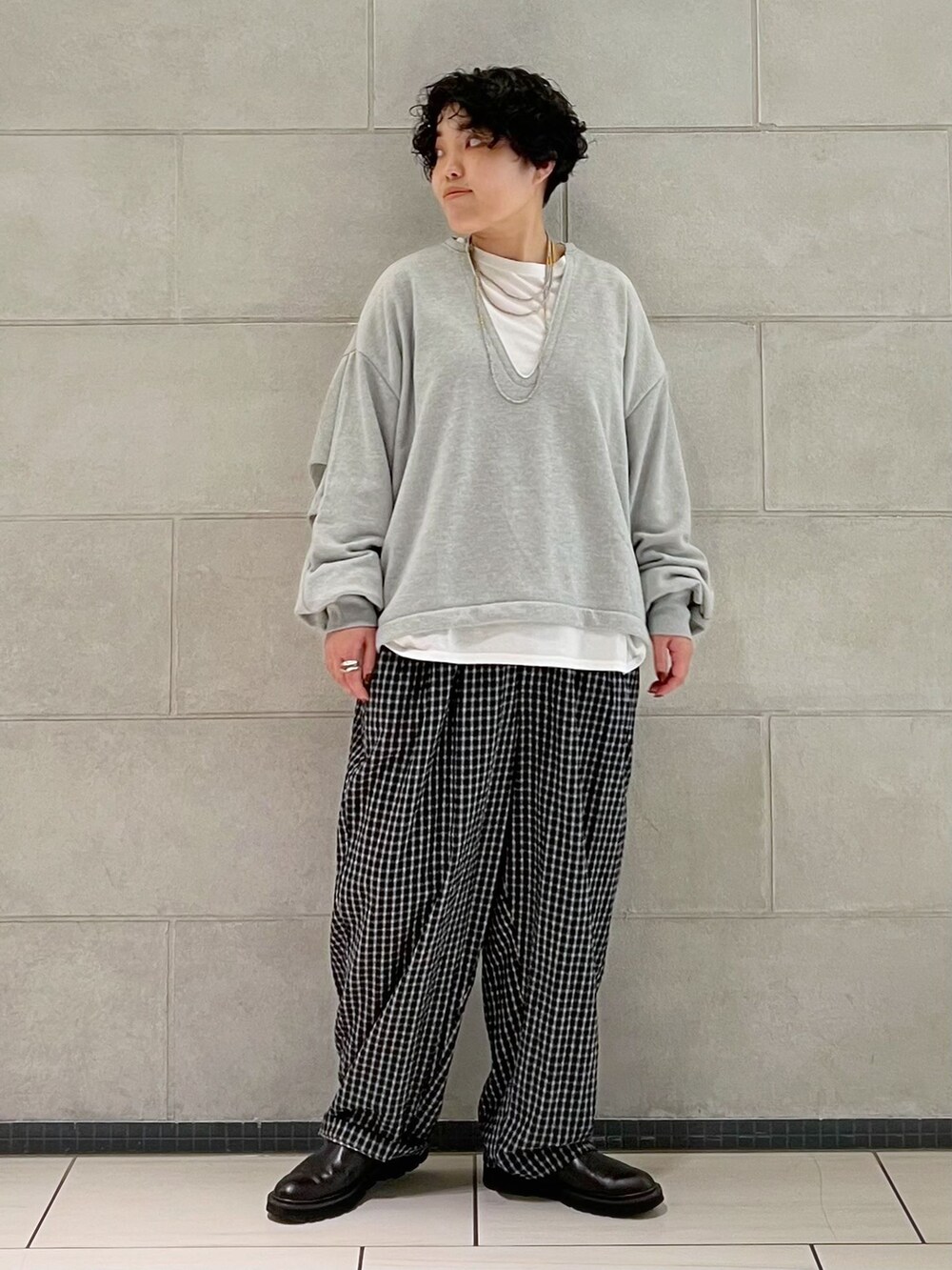 ブラック系のその他パンツ、グレー系のスウェット、ホワイト系のTシャツ/カットソーを着用したレディースの秋コーディネートの5枚目の写真