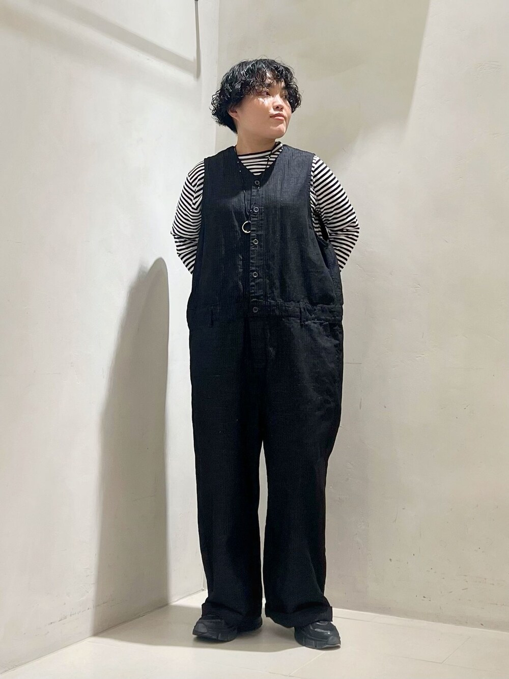 ブラック系のTシャツ/カットソー、ブラック系のつなぎ/オールインワンを着用したレディースの冬コーディネートの7枚目の写真