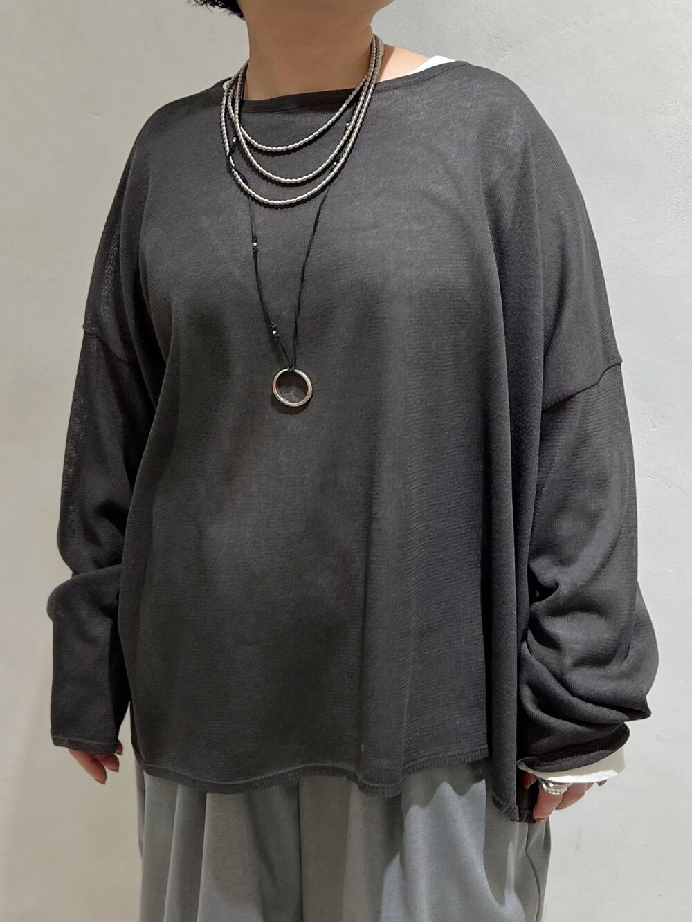 ホワイト系のTシャツ/カットソー、グレー系のニット/セーターを着用したレディースの春コーディネートの6枚目の写真