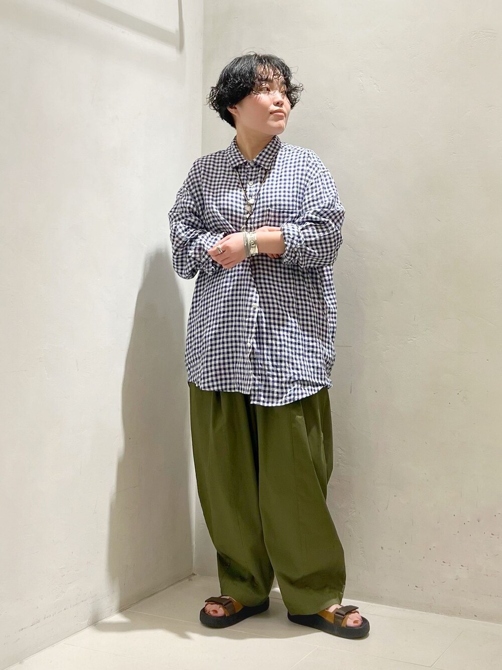 グリーン系のその他パンツ、ブルー系のシャツ/ブラウスを着用したレディースの春コーディネートの3枚目の写真