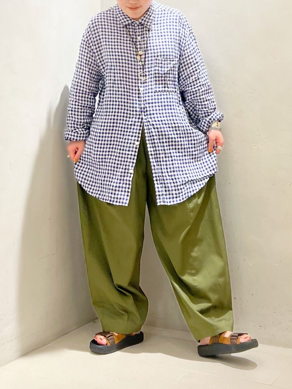 グリーン系のその他パンツ、ブルー系のシャツ/ブラウスを着用したレディースの春コーディネートの6枚目の写真