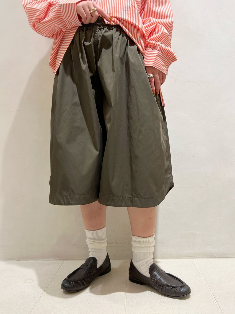 グリーン系のその他パンツ、オレンジ系のシャツ/ブラウス、ホワイト系のソックス/靴下を着用したレディースの冬コーディネートの6枚目の写真