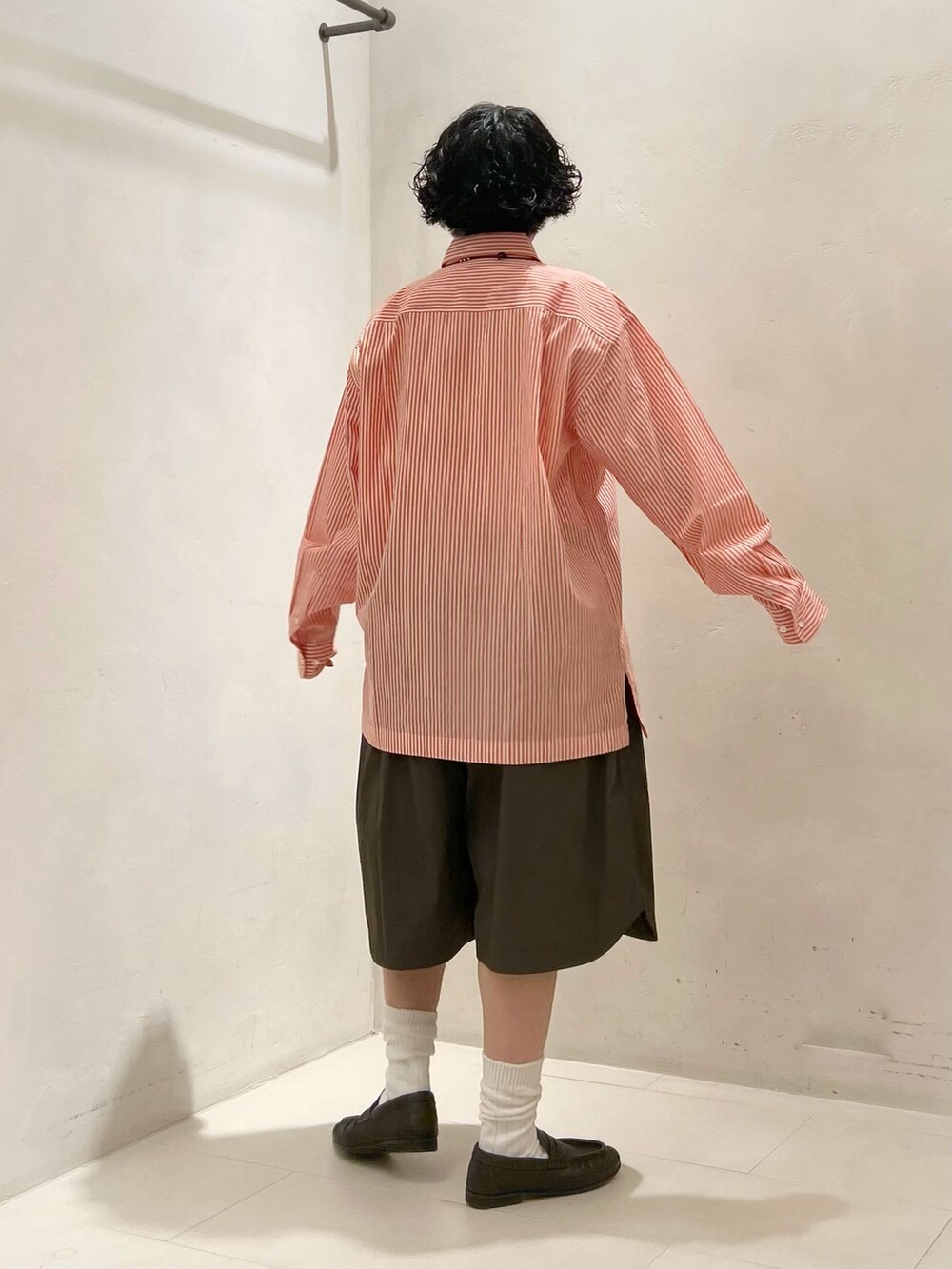 グリーン系のその他パンツ、オレンジ系のシャツ/ブラウス、ホワイト系のソックス/靴下を着用したレディースの冬コーディネートの4枚目の写真