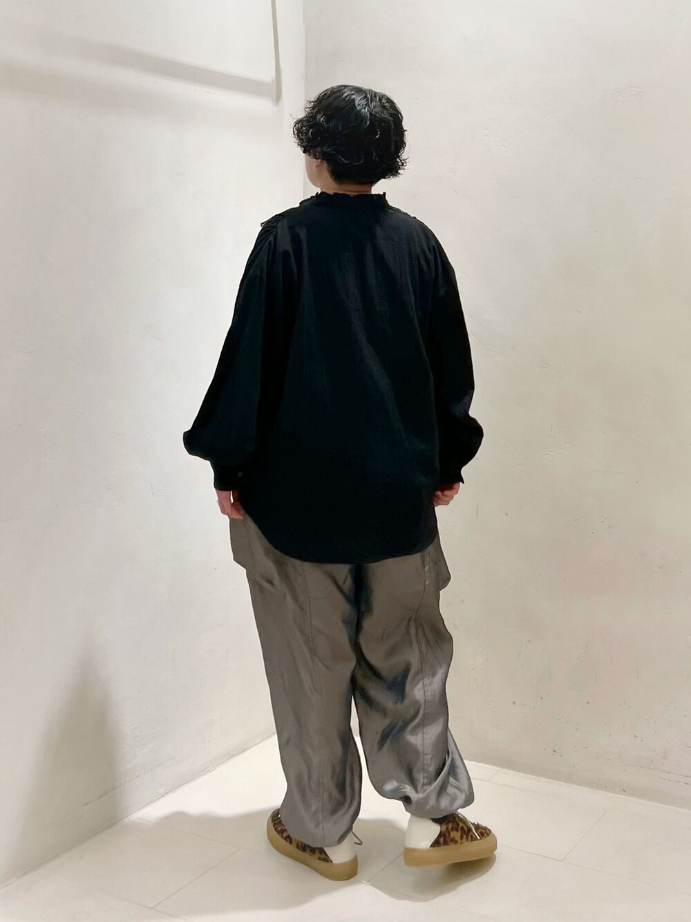 グリーン系のカーゴパンツ、ブラック系のシャツ/ブラウスを着用したレディースの春コーディネートの2枚目の写真