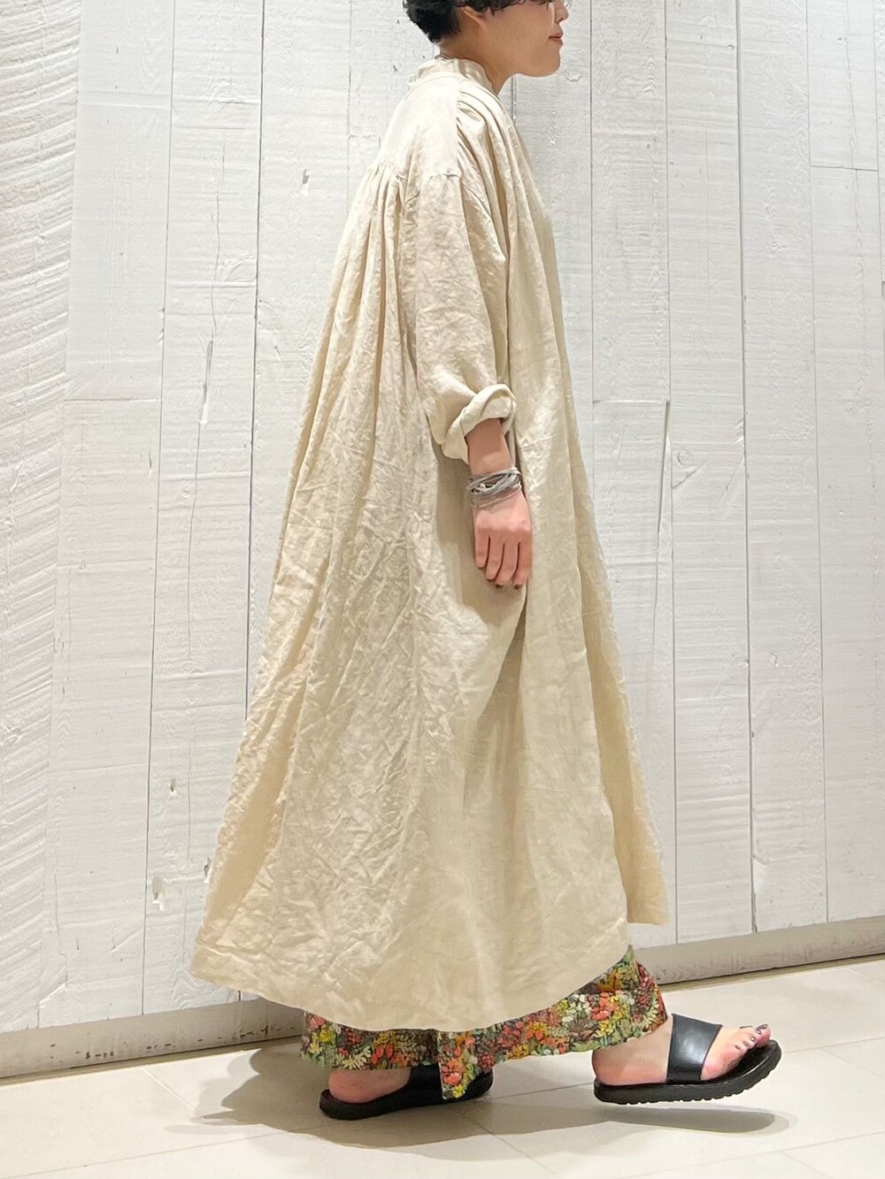 グリーン系のその他パンツ、ベージュ系のワンピース、ホワイト系のTシャツ/カットソーを着用したレディースの夏コーディネートの2枚目の写真