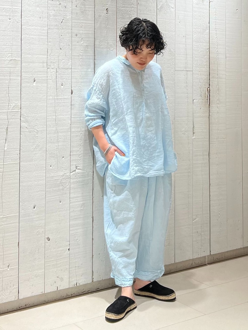 ホワイト系のTシャツ/カットソーを着用したレディースの夏コーディネートの3枚目の写真