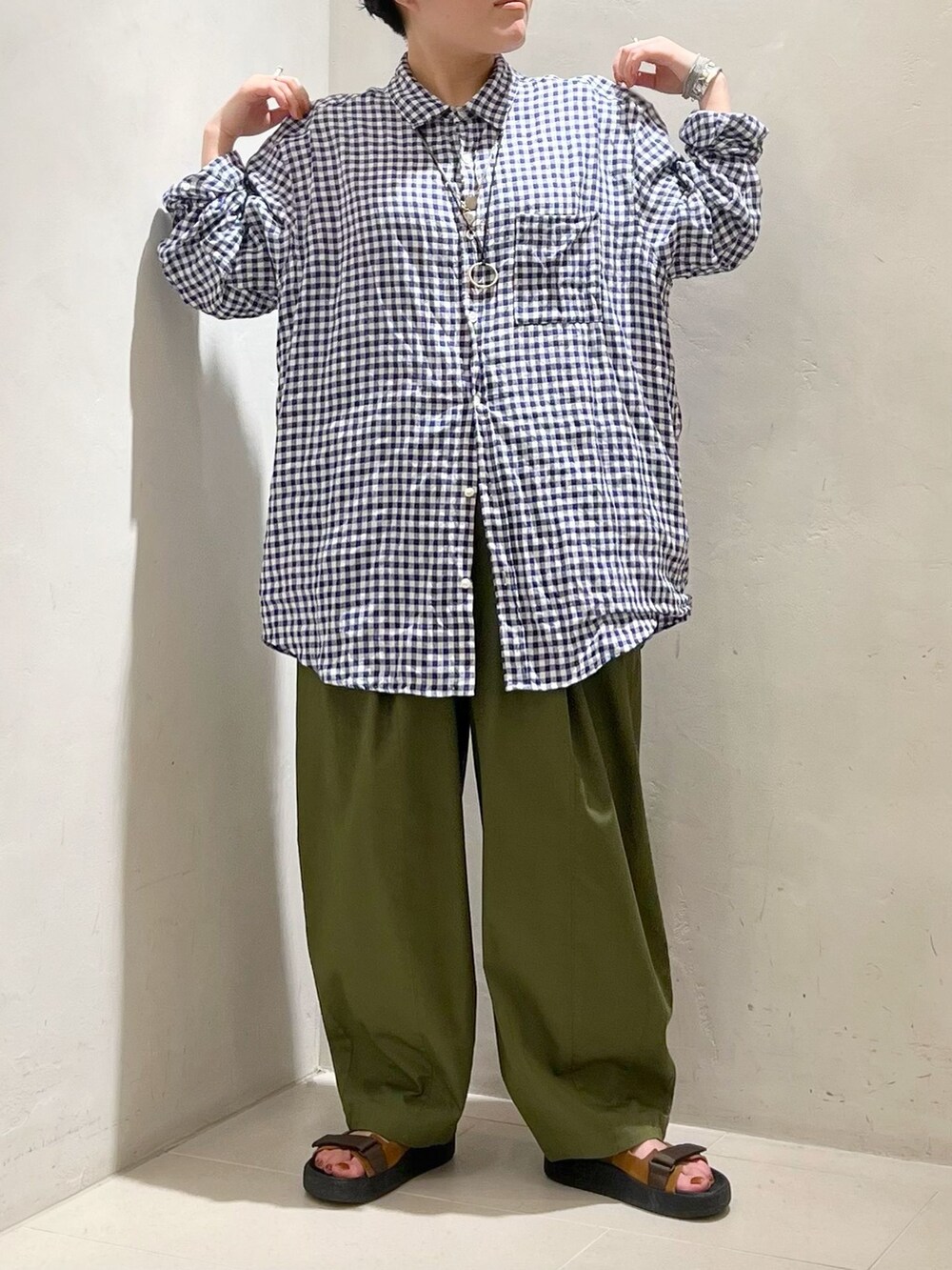 グリーン系のその他パンツ、ブルー系のシャツ/ブラウスを着用したレディースの春コーディネートの8枚目の写真