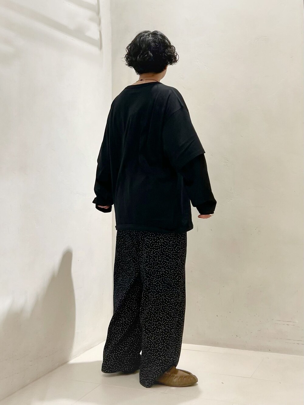 ブラック系のその他パンツを着用したレディースの春コーディネートの2枚目の写真