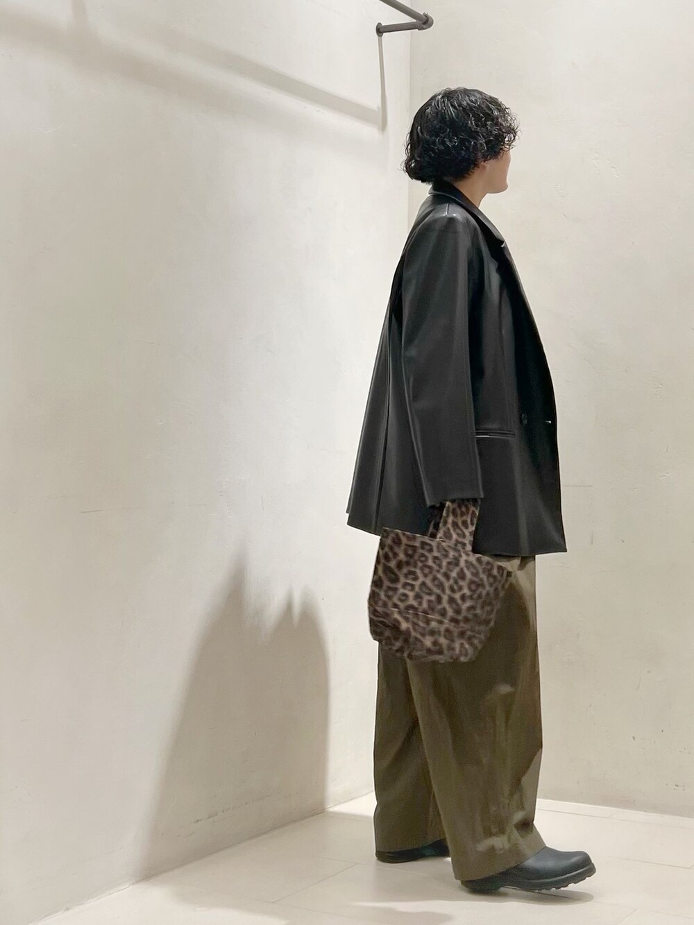 グリーン系のその他パンツ、グレー系のTシャツ/カットソーを着用したレディースの春コーディネートの7枚目の写真