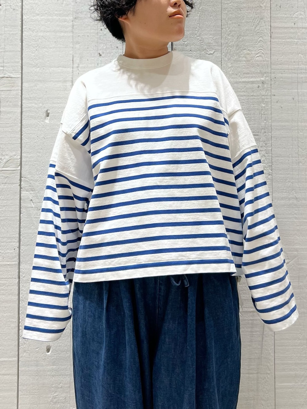 ブルー系のデニムパンツ、ブルー系のTシャツ/カットソーを着用したレディースの秋コーディネートの6枚目の写真