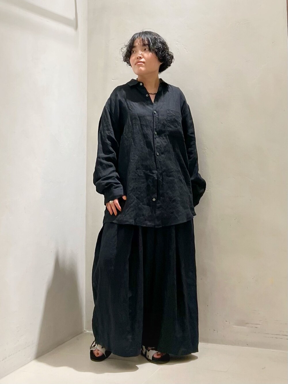 ブラック系のその他パンツ、ブラック系のシャツ/ブラウスを着用したレディースの春コーディネートの6枚目の写真