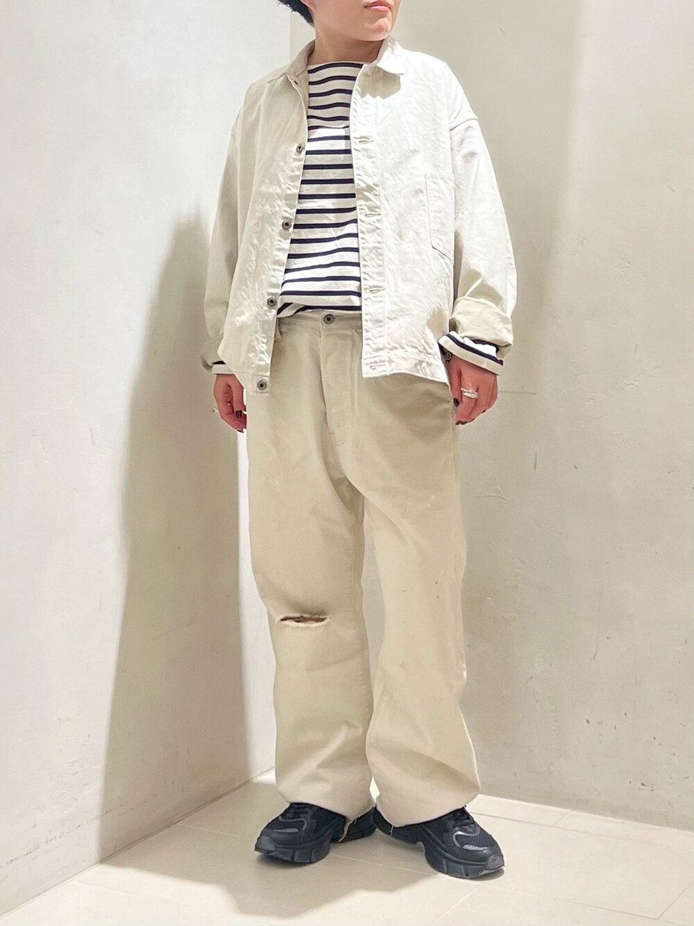 ブルー系のTシャツ/カットソーを着用したレディースの冬コーディネートの5枚目の写真