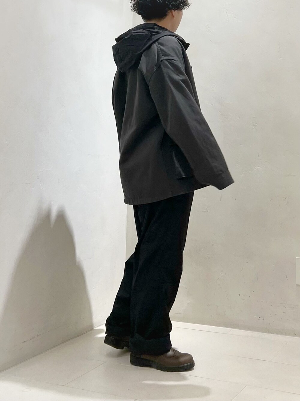 ブラック系のその他パンツ、ブラック系のシャツ/ブラウス、ホワイト系のTシャツ/カットソーを着用したレディースの春コーディネートの6枚目の写真