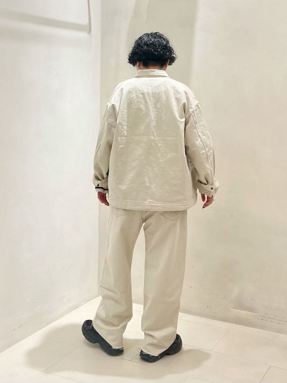 ブルー系のTシャツ/カットソーを着用したレディースの冬コーディネートの2枚目の写真