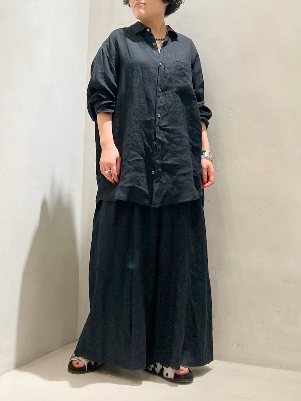ブラック系のその他パンツ、ブラック系のシャツ/ブラウスを着用したレディースの春コーディネートの3枚目の写真