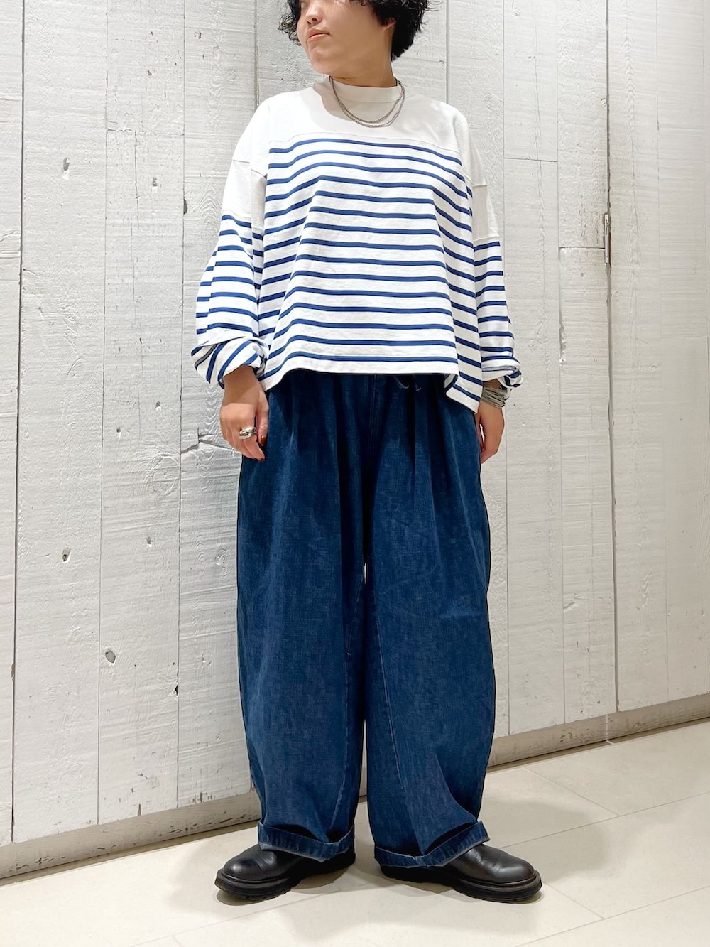 ブルー系のデニムパンツ、ブルー系のTシャツ/カットソーを着用したレディースの秋コーディネートの5枚目の写真