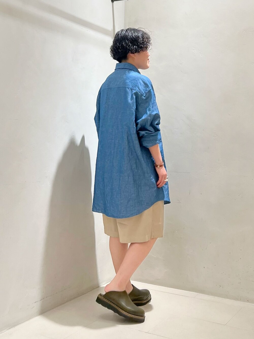 ブルー系のシャツ/ブラウスを着用したレディースの春コーディネートの4枚目の写真