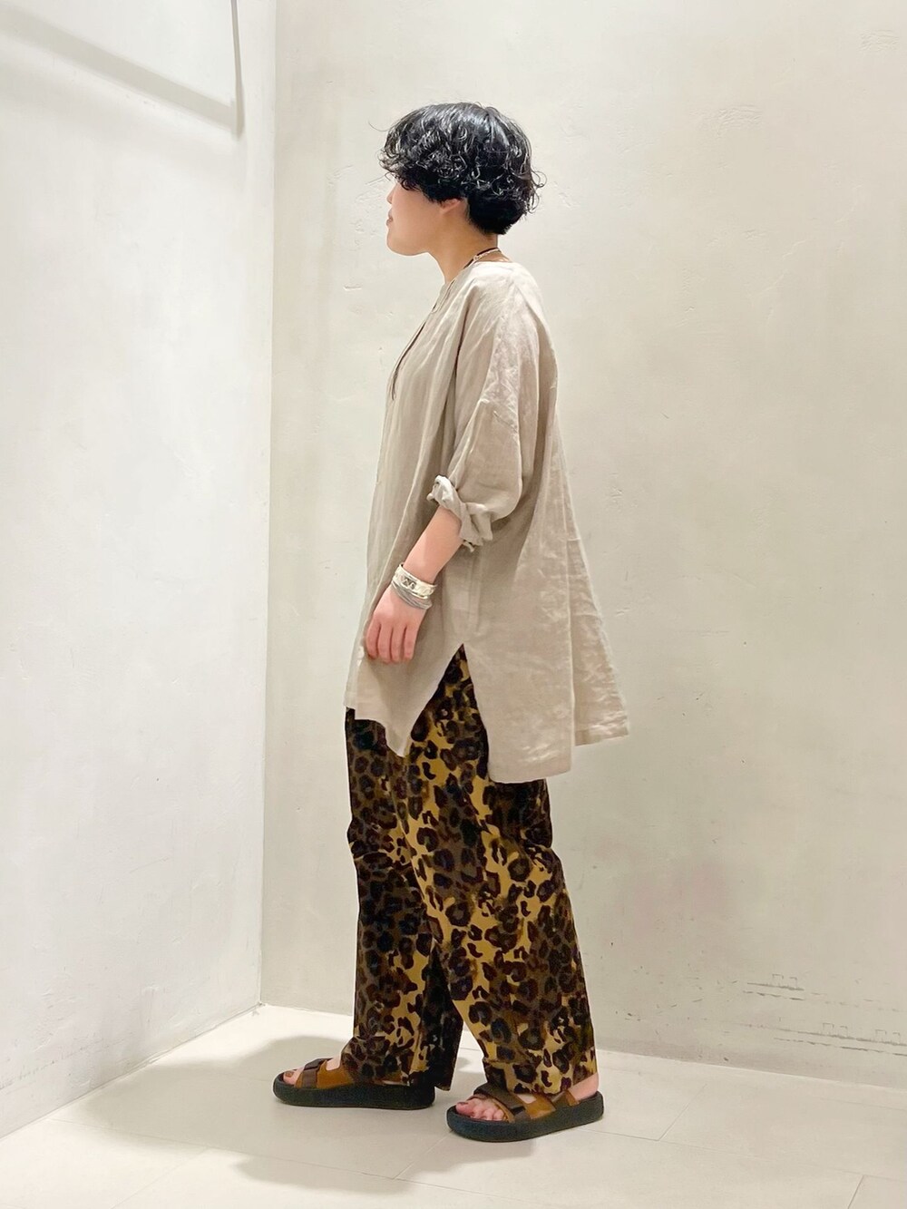 ブラウン系のその他パンツ、ベージュ系のシャツ/ブラウスを着用したレディースの春コーディネートの4枚目の写真