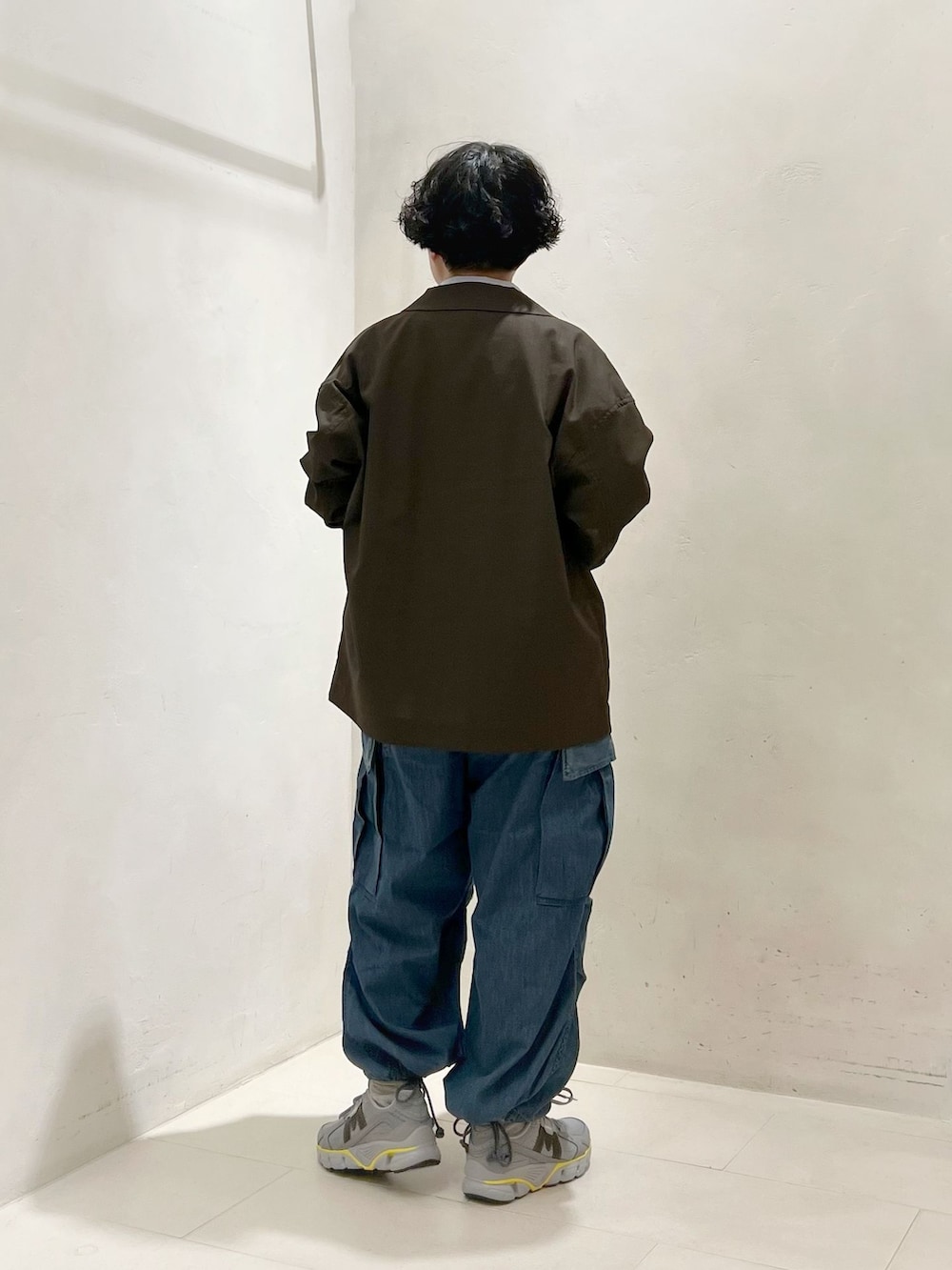 ブラウン系のテーラードジャケット、ブルー系のシャツ/ブラウス、ホワイト系のTシャツ/カットソーを着用したレディースの春コーディネートの4枚目の写真