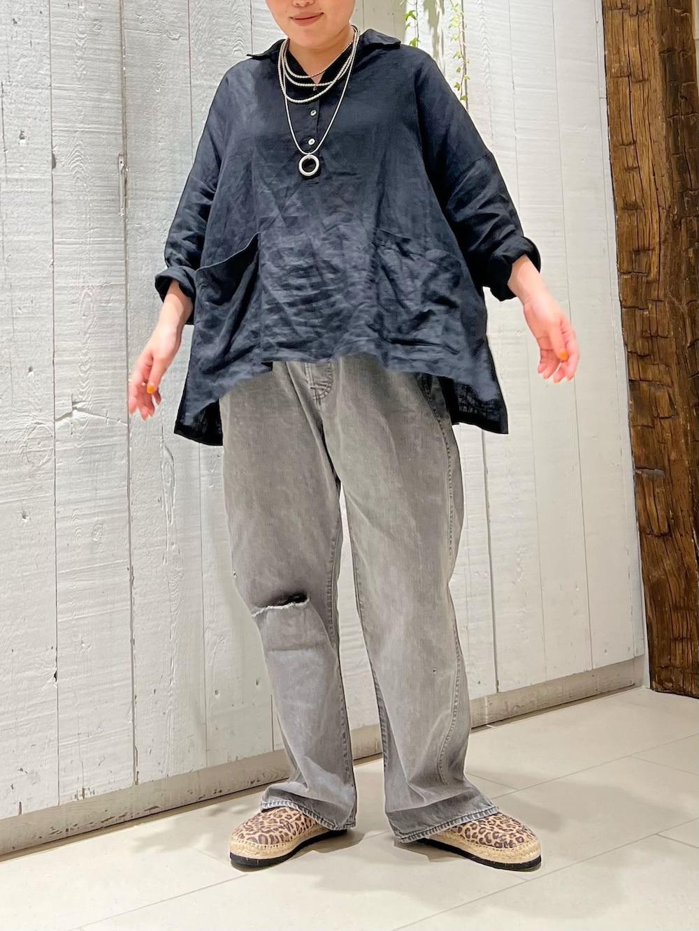 ブラック系のシャツ/ブラウスを着用したレディースの春コーディネートの2枚目の写真