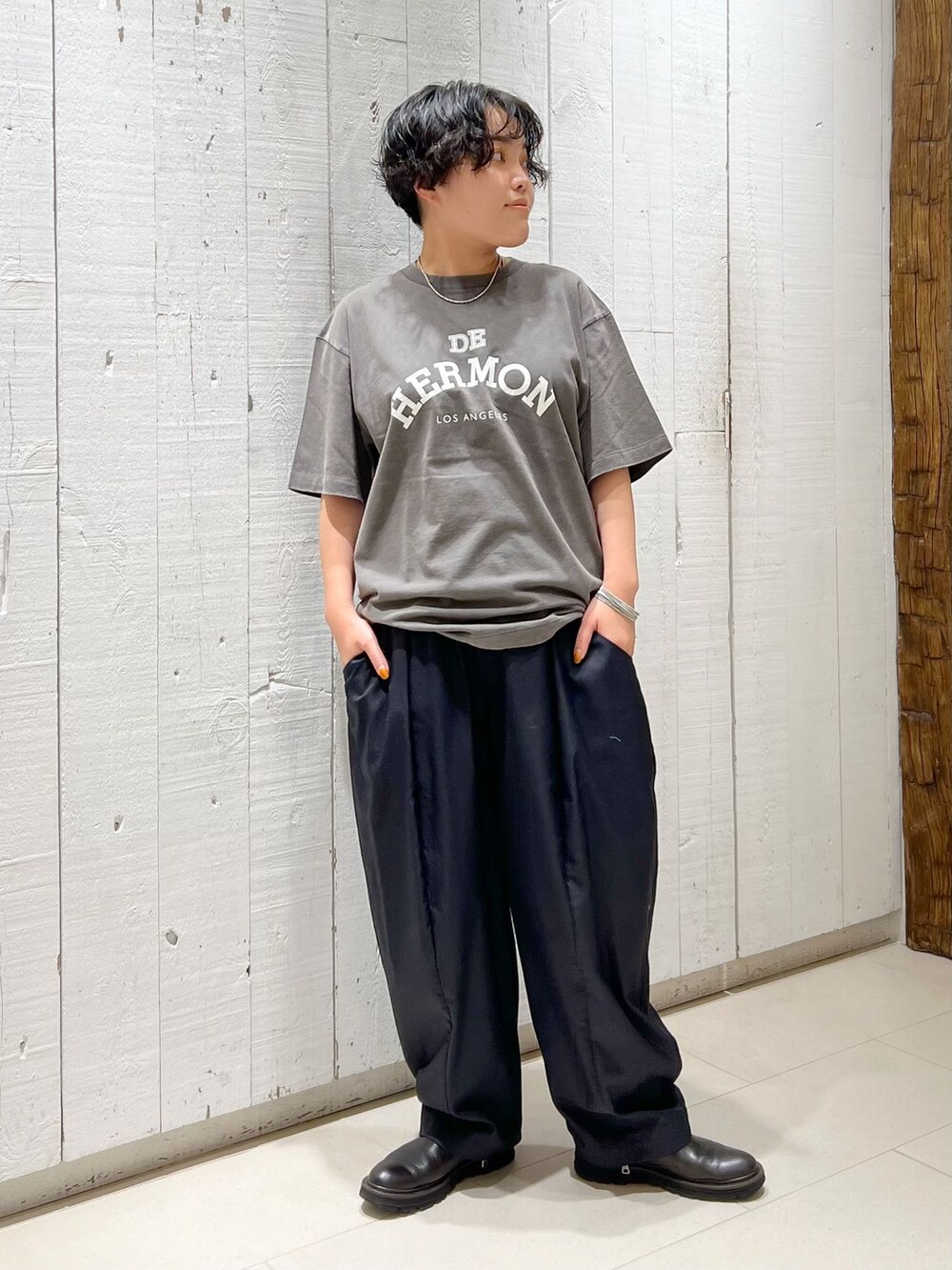 ブラック系のその他パンツを着用したレディースの夏コーディネートの8枚目の写真