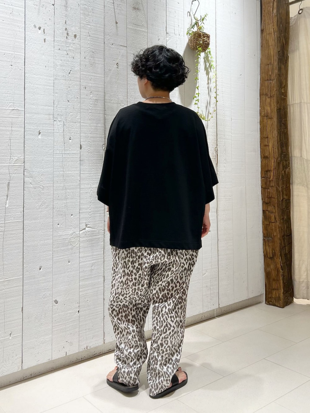ブラウン系のその他パンツ、ブラック系のTシャツ/カットソーを着用したレディースの春コーディネートの4枚目の写真