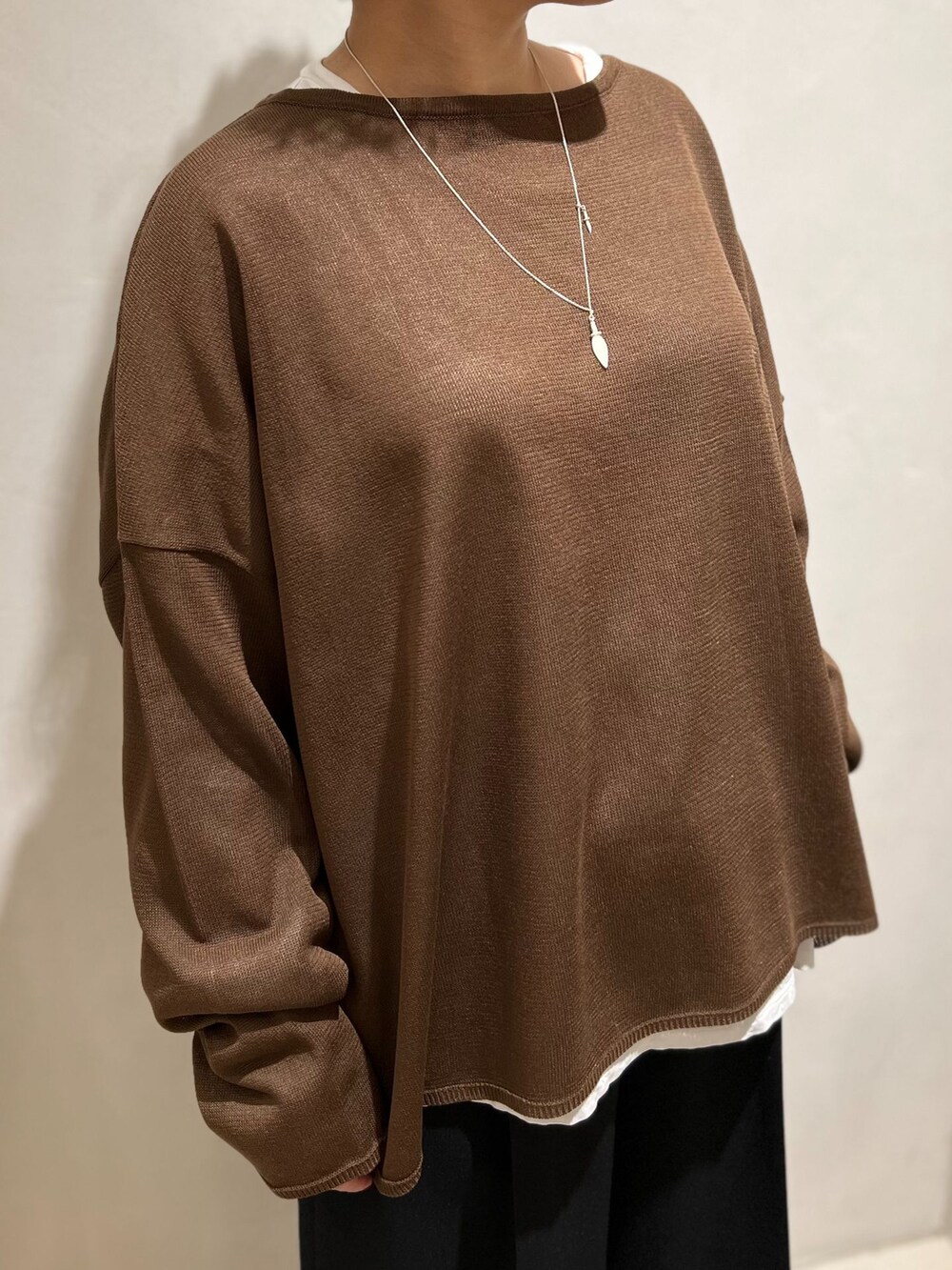 ブラック系のその他パンツ、ホワイト系のTシャツ/カットソー、ブラウン系のニット/セーターを着用したレディースの春コーディネートの7枚目の写真