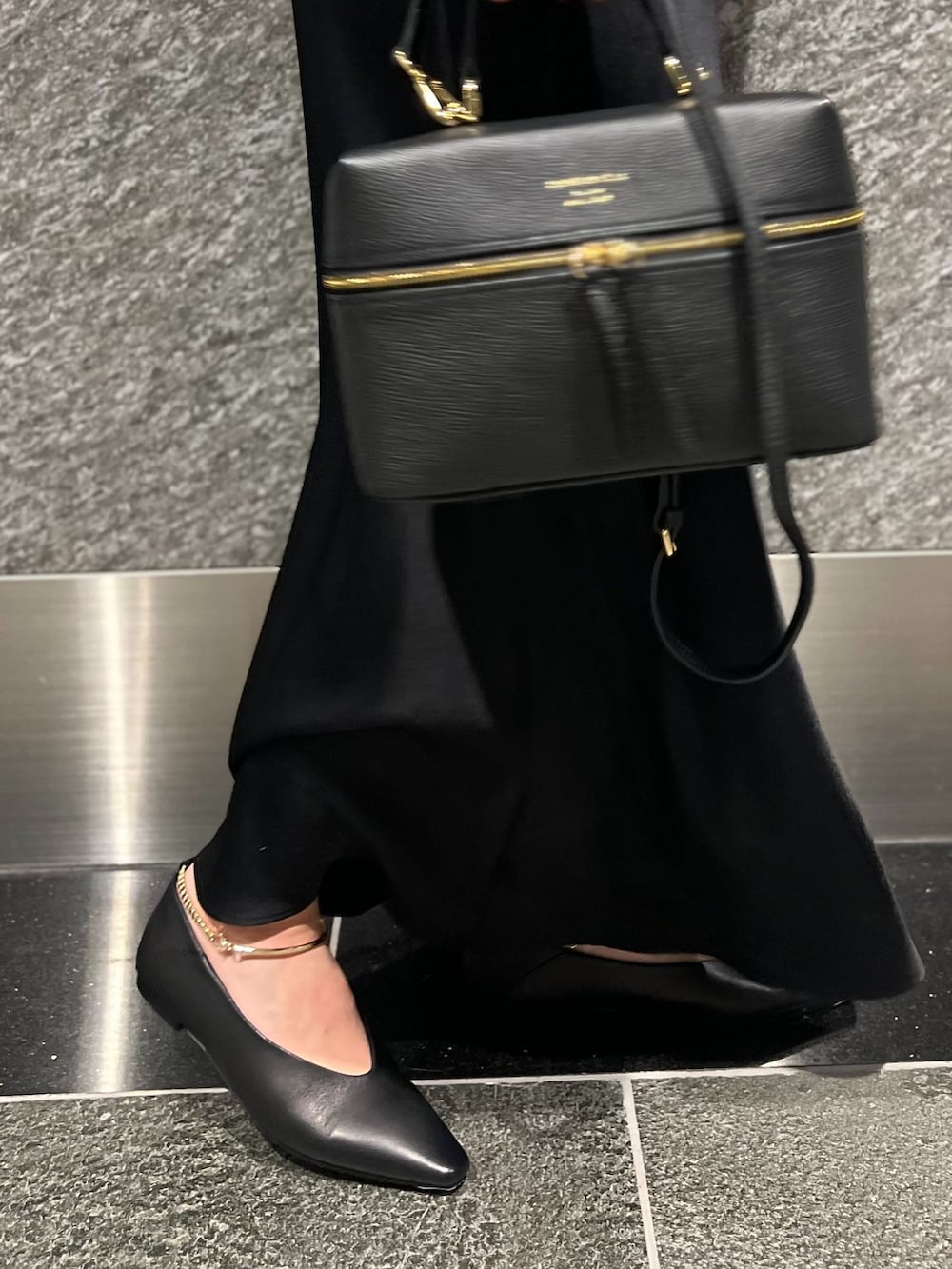 ブラック系のワンピース、ホワイト系のニット/セーター、ブラック系のショルダーバッグを着用したレディースの冬コーディネートの6枚目の写真