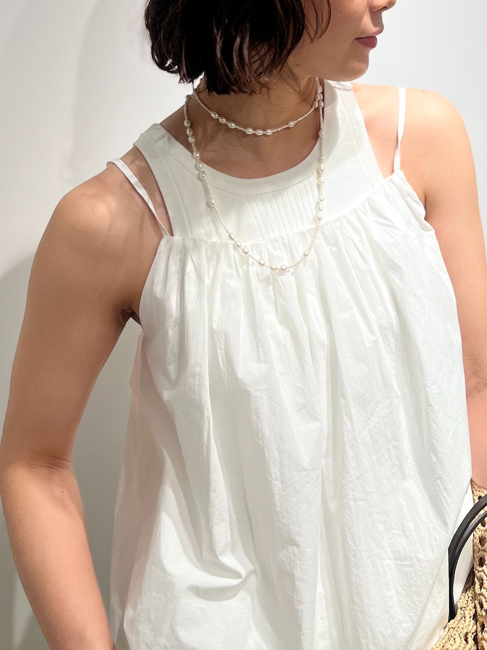 ホワイト系のデニムパンツ、ホワイト系のシャツ/ブラウス、ベージュ系のトートバッグを着用したレディースの春コーディネートの4枚目の写真