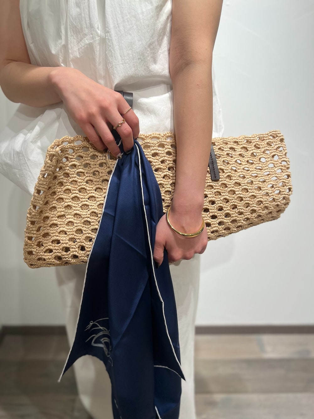 ホワイト系のデニムパンツ、ホワイト系のシャツ/ブラウス、ベージュ系のトートバッグを着用したレディースの春コーディネートの5枚目の写真