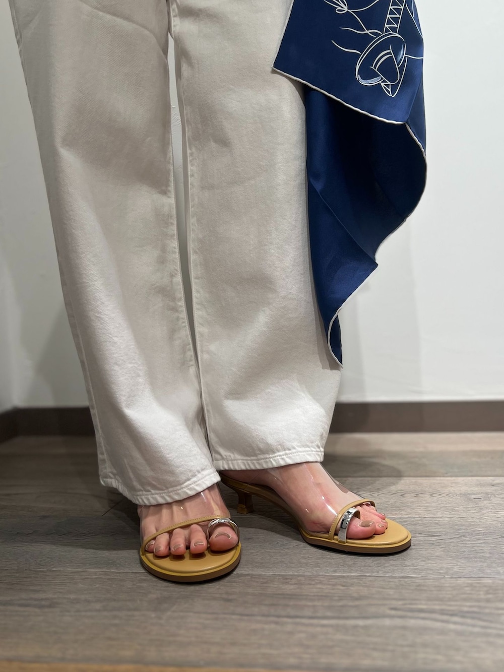 ホワイト系のデニムパンツ、ホワイト系のシャツ/ブラウス、ベージュ系のトートバッグを着用したレディースの春コーディネートの6枚目の写真