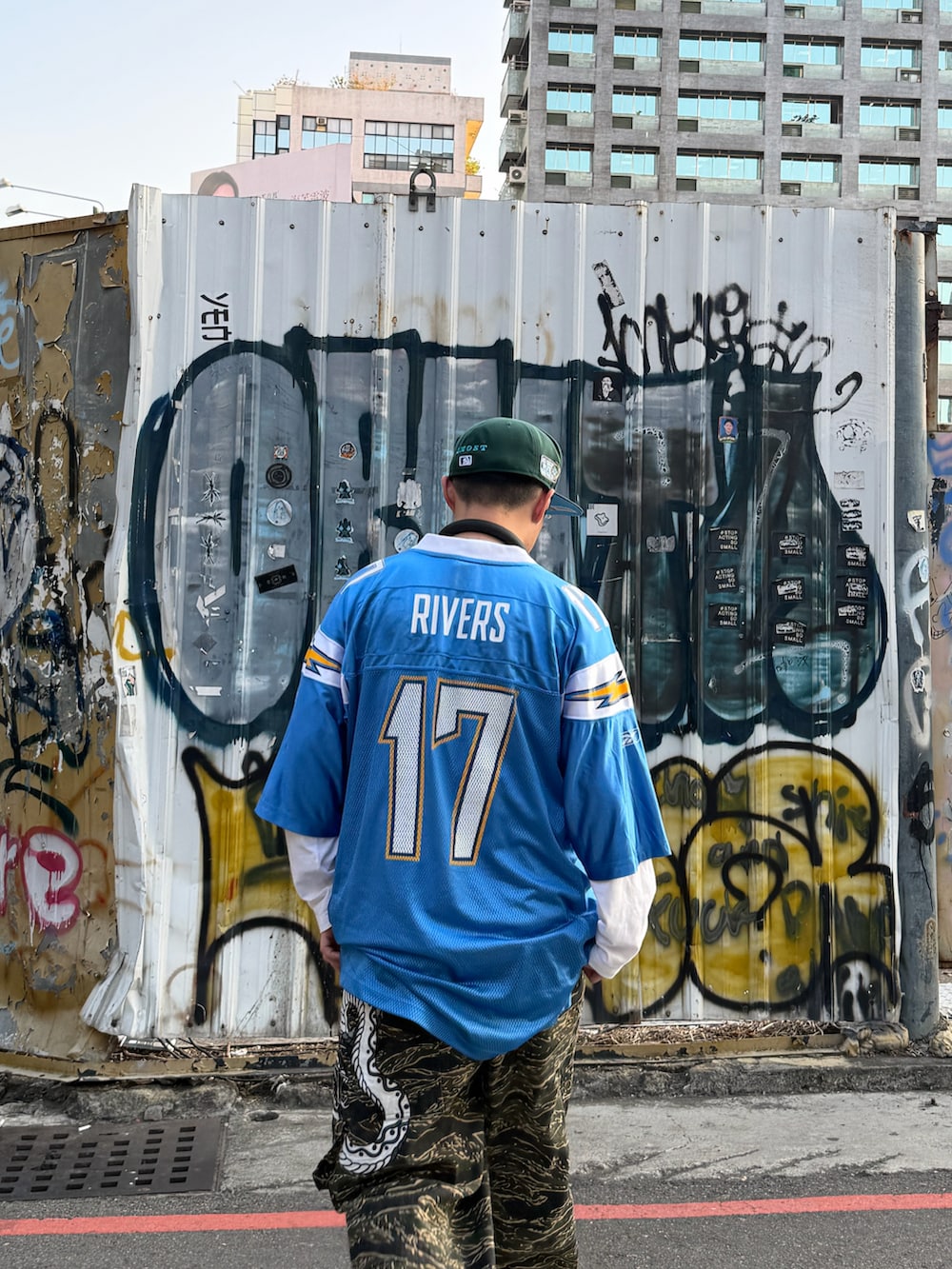 ブルー系のジャージ、ホワイト系のTシャツ/カットソー、ホワイト系のスニーカーを着用したメンズの冬コーディネートの3枚目の写真