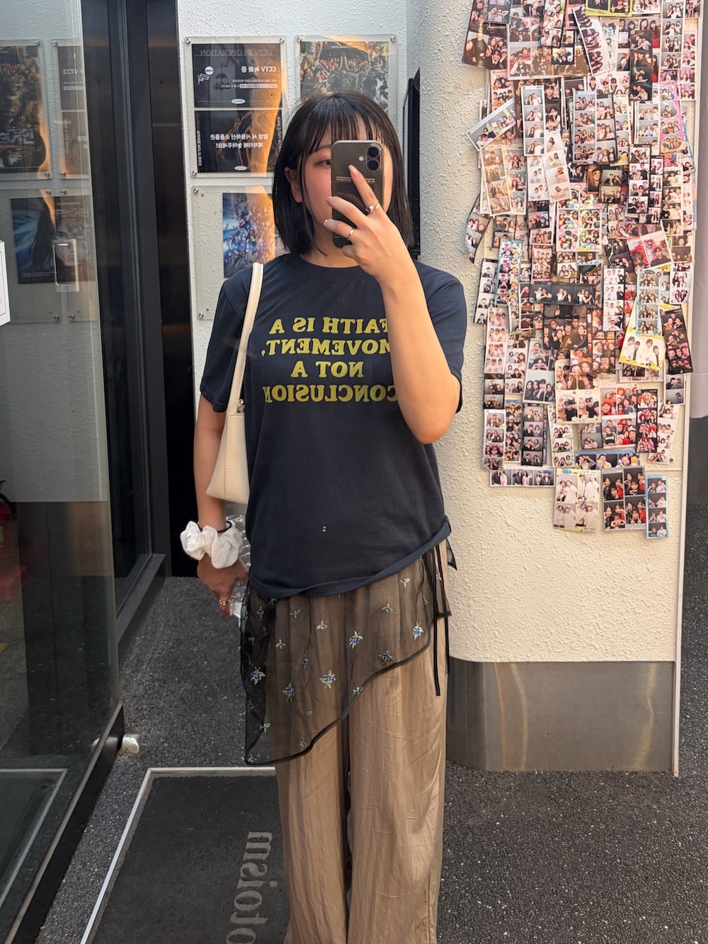 ブルー系のTシャツ/カットソー、ベージュ系のその他パンツ、ブラック系のスニーカーを着用したレディースの夏コーディネートの2枚目の写真