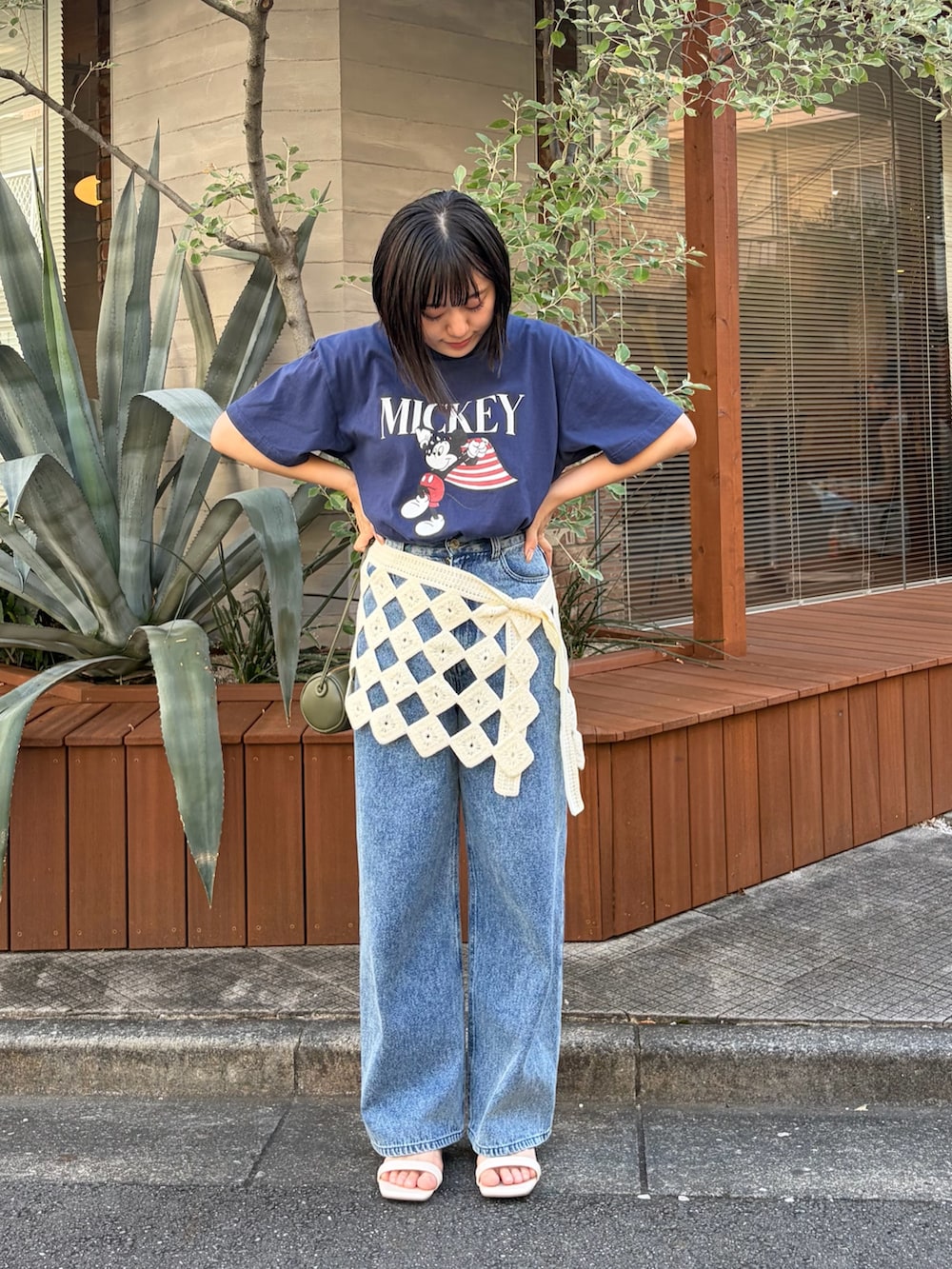 ブルー系のTシャツ/カットソー、ブルー系のデニムパンツ、ホワイト系のスカートを着用したレディースの夏コーディネートの2枚目の写真